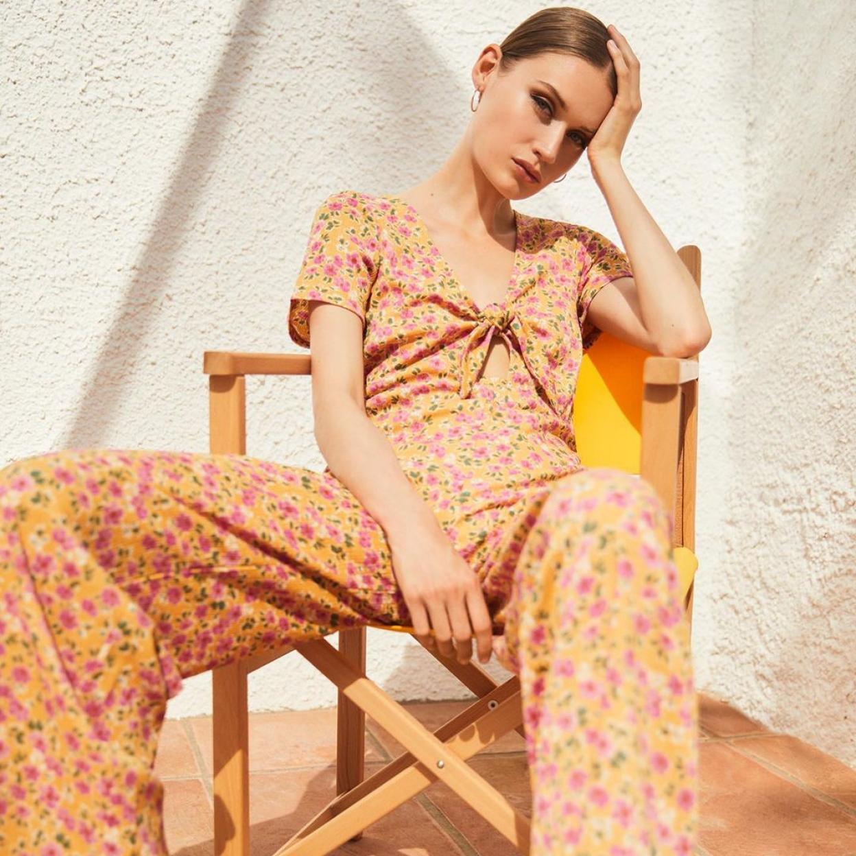 Pincha en la imagen para descubrir la colección edición limitada de Zara que viene con cuatro vestidos y un mono perfectos para un look de invitada monocolor.