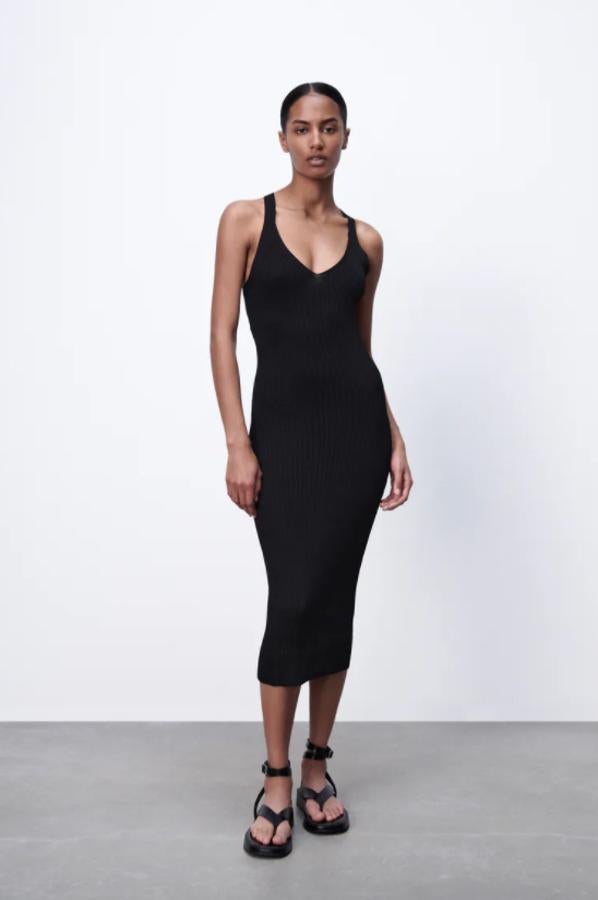 Con escote de pico y tirantes anchos cruzados en la espalda, este vestido ceñido de la edición limitada de Zara tiene el bajo por debajo de la rodilla y un precio de 29,95 euros. En la web se ha agotado en todas las tallas. 