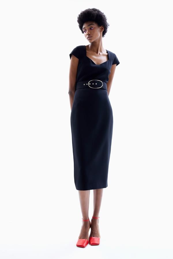 Diseño ceñido para esta vestido midi de Sfera con mangas cortas, abertura en el bajo en la parte trasera y cinturón con hebilla dorada. Disponible en las tallas S, M y L, cuesta 49,99 euros. 