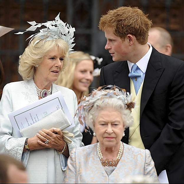 Según algunas fuentes, la tensa relación entre Enrique de Sussex y Camila, la actual mujer del príncipe Carlos, podría quedar expuesta en el libro que preparad en duque de Sussex.