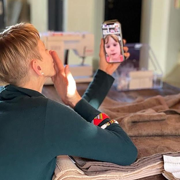 La princesa Charlene habla con su hija Gabriella por videoconferencia.