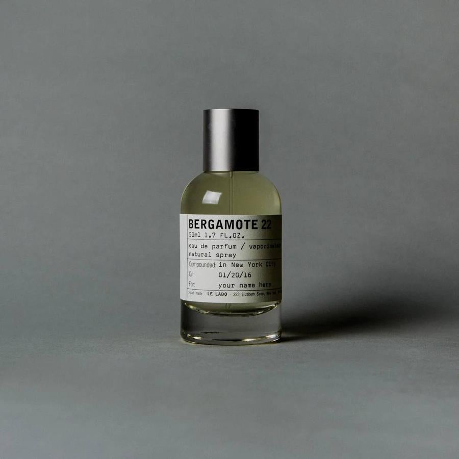 Un refrescante perfume cítrico de bergamota con delicados toques florales de petit grain, el pomelo amargo, vetiver, ámbar y almizcle. Una esencia muy personal.