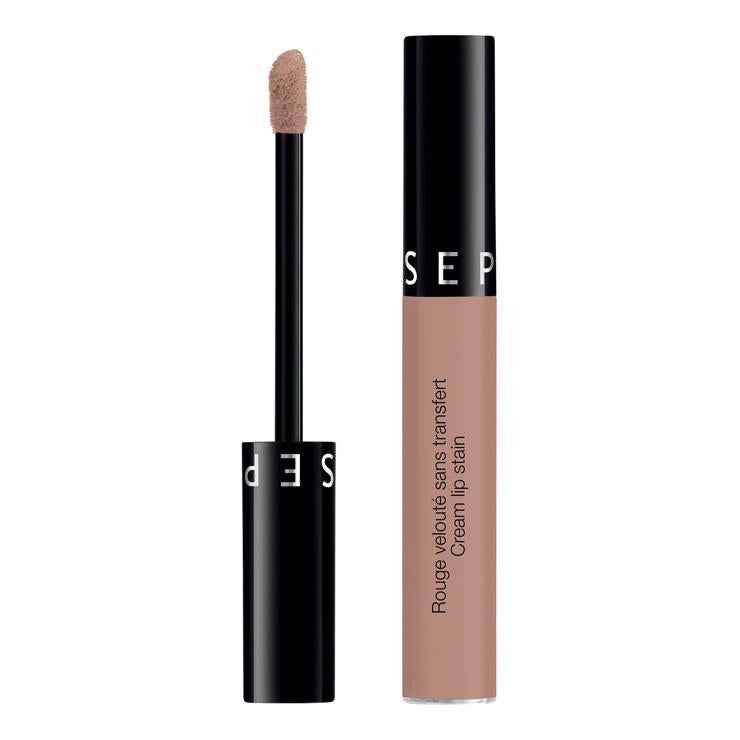 El mejor acabado mate con color intenso del mercado es el labial de Sephora Collection. Su acabado cremoso transforma los labios y deja un color de larga duración. Contiene aceite de aguacate, que permite fijar mejor el tono. 18,99 euros