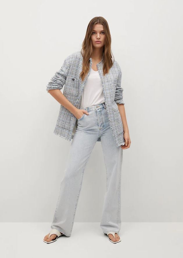 Perfecta como abrigo de entretiempo, esta chaqueta larga de tweed aportará un toque de elegancia genial a tus looks a partir de septiembre. Cuesta 39.99 euros en las rebajas de Mango.