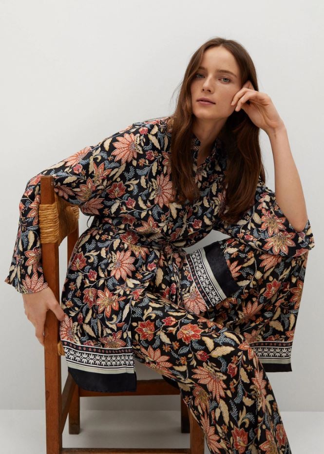 Este traje kimono promete dejarnos looks sensacionales ¡y está rebajado! En Mango la chaqueta cuesta 19.99 euros, y el pantalón, 12.99.