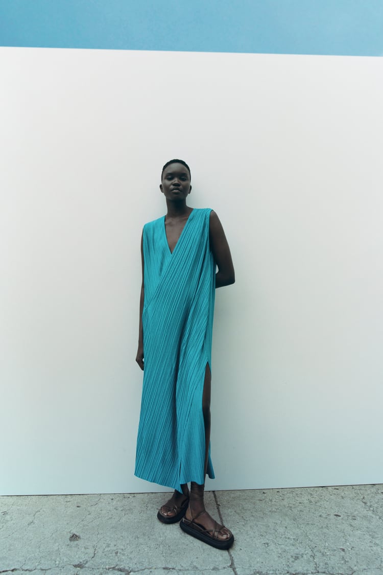 Vestido largo plisado sin mangas con escote de pico, de Zara (29,95 €).