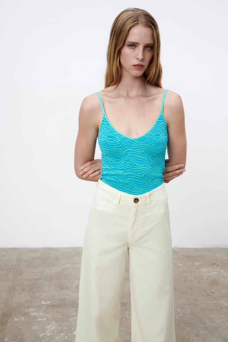 Top de punto con tirantes fino, de Zara (15,95 €).