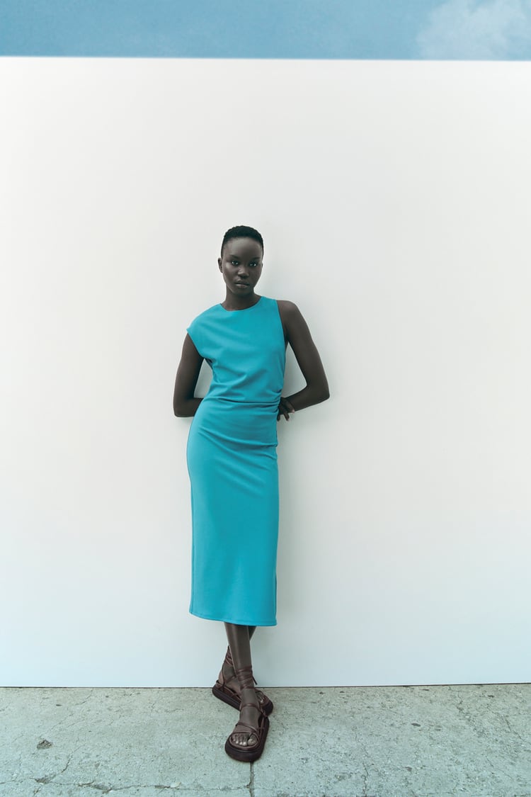 Vestido midi drapeado sin mangas, de Zara (19,95 €).
