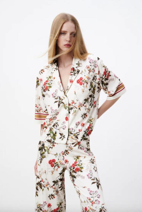 Celeste con estampado de flores naranjas, blanca con flores verdes y rojas o de diseño geométrico en tonos esmeralda y marino son las tres posibilidades para esta camisa fluida de manga corta de Zara con cuello, solapa y cierre frontal de botones. Disponible en las tallas S, M y L cuesta 17,95 euros. 