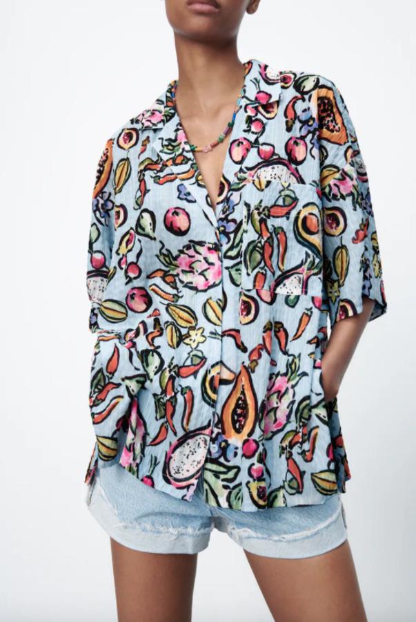 Con bolsillo de plastrón delantero y cuello y solapa, esta camisa de manga corta en color azul con estampado de frutas tropicales es de Zara, tiene un precio de 22,95 euros y podemos comprarla entre las tallas XS y XXL. 