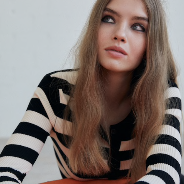 Pincha en la foto para ver jerséis y camisetas de rayas marineras que con vaqueros, consiguen un look súper rejuvenecedor. 