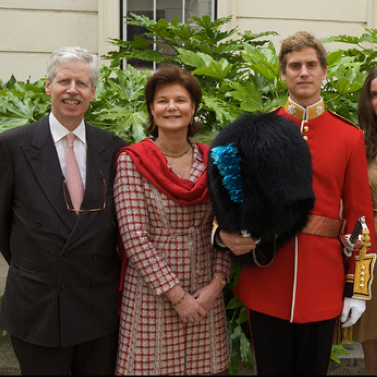 El príncipe posa con sus padres en el Trooping the Colour británico de 2010. Si quieres ver el estilo de Tatiana Santo Domingo, pincha en la imagen. 
