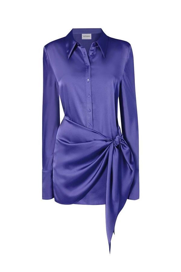 Vestido Alanis mini camisero satinado, con puños estilo volantes y falda anudada, en azul.