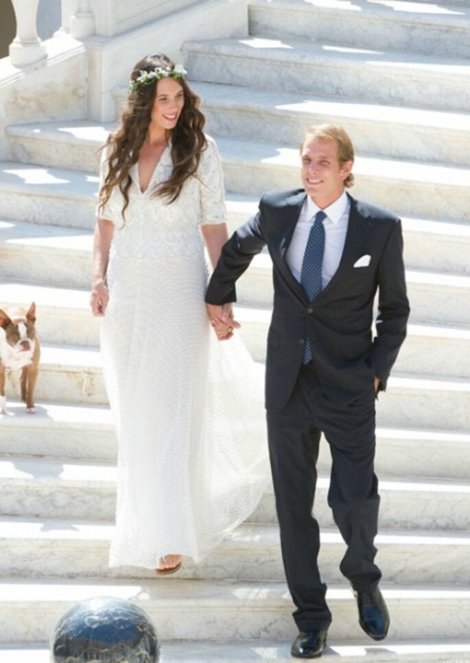 Ni maxi vestido pomposo con larguísima cola, ni un velo infinito que cubriera la escalinata del Palacio de los Grimaldi, ni joyas o tiaras de incalculable valor: fiel a su estilo bohemio, para su discreta boda civil con Andrea Casiraghi, Tatiana Santo Domingo eligió un vestido de novia de inspiración boho-chic de Missoni que acompañó de sandalias planas y una sencilla corona de flores con el pelo suelto y ondas naturales.