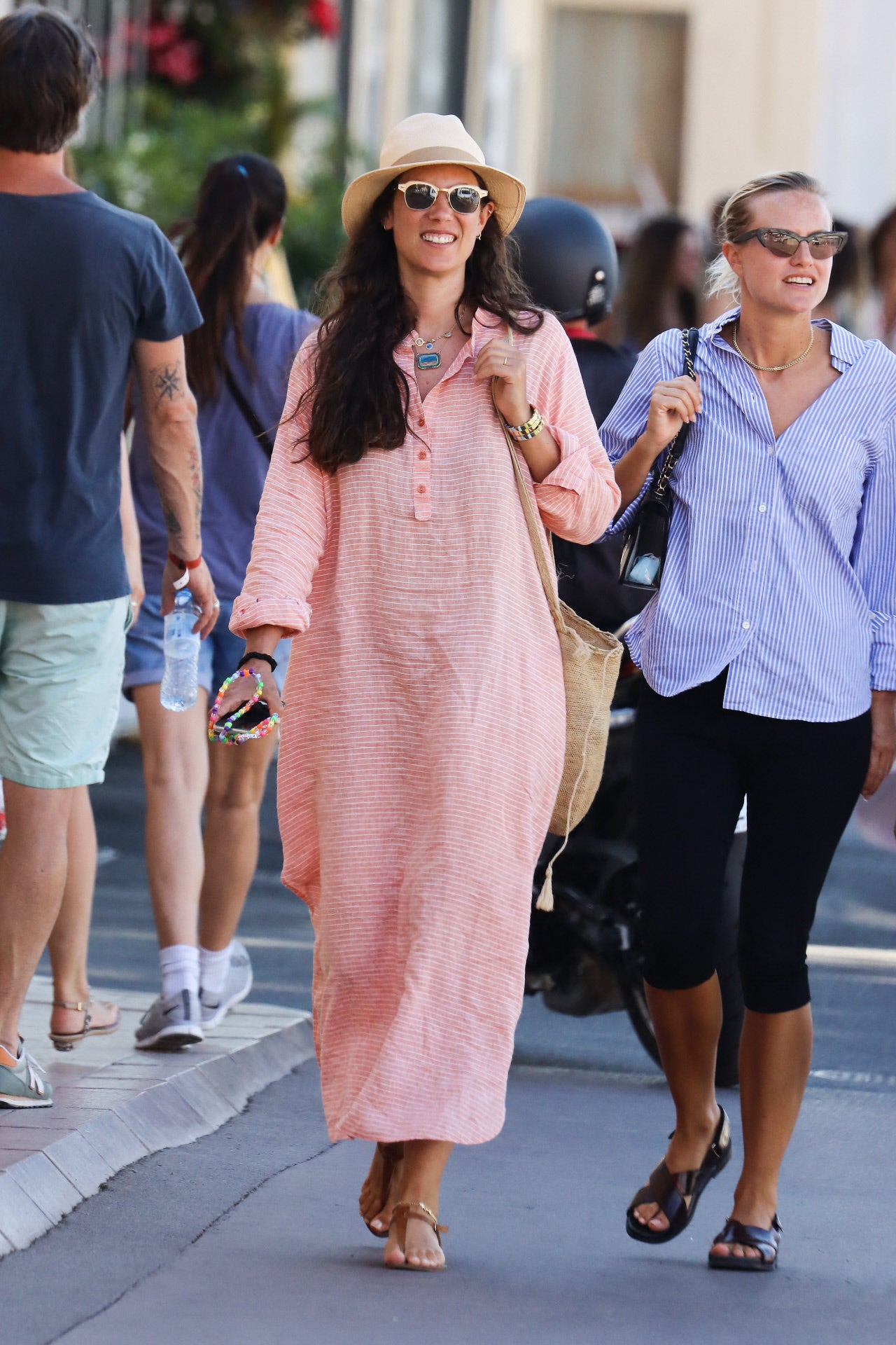 Como una turista más en St. Tropez, uno de sus refugios estivales favoritos, Tatiana Santo Domingo pasea con un favorecedor vestido de lino estilo caftán, sandalias planas, sombrero y capazo de paja.