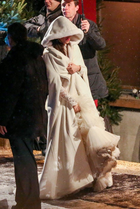 Unos meses después, para la boda religiosa en Gstaad, Tatiana Santo Domingo se vistió de reina de las nieves con un imponente look de Valentino Alta Costura en el que el protagonista absoluto fue un abrigo de lana blanco con capucha rematada en piel.