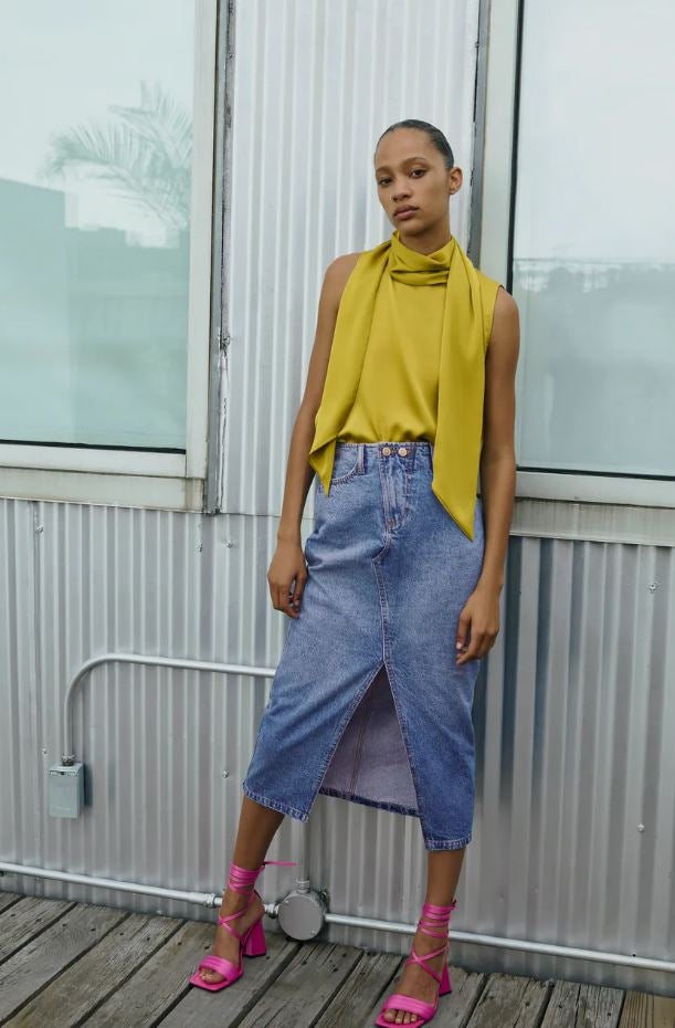 ¿Puede ser más elegante, sofisticada y favorecedora esta blusa de Zara en satén mostaza con detalle de lazada al cuello? Precio: 25.95 euros.