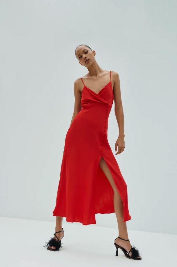 Disponible también en rojo, es perfecto para tus looks más sexys.