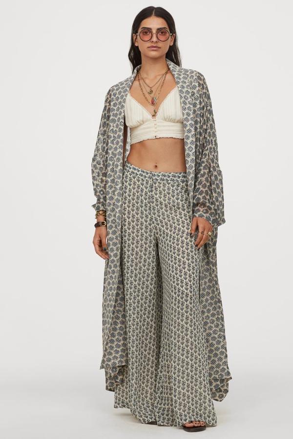 Este caftán de diseño abierto confeccionado en crepé de gasa con estampado azul sobre color crema viene con cuello esmoquin guateado, hombros marcadamente caídos y mangas amplias ceñidas en los puños. De largo hasta el tobillo, tiene un precio de 149 euros. 