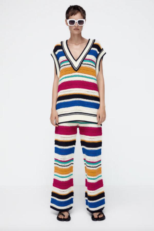 Diseño amplio para este chaleco de punto de Zara con escote de pico, mangas sisa y estampado de rayas multicolor. Disponible en las tallas S, M y L, tiene un precio de 29,95 euros. Tiene pantalón a juego.