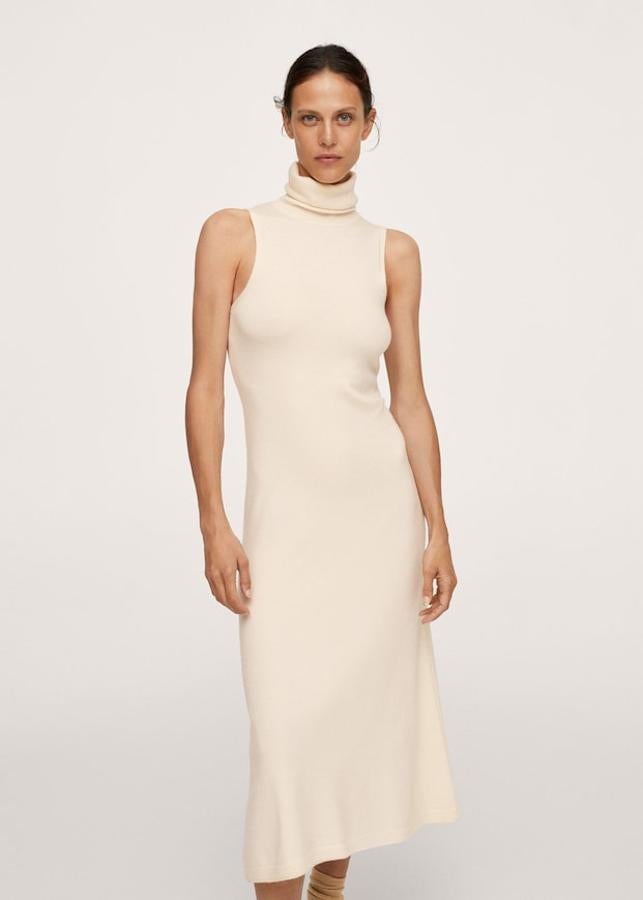 De diseño recto midi y confeccionado en punto fino, este vestido de cuello alto y sin mangas de Mango en color vainilla cuesta 29,99 euros y ya se ha agotado en las tallas XS y L.