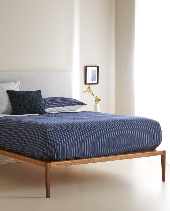 Confeccionada con hilo tintado con motivo de líneas a contraste, esta funda nórdica con botones ocultos en la parte inferior tiene un precio rebajado de 19,99 euros y está disponible con dos medidas: 135x200 centímetros y 220x220 centímetros.