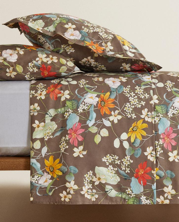 En color marrón y con estampado floral multicolor, esta funda nórdica de algodón percal de 200 hilos cuenta con botones ocultos en la parte inferior y tiene una medida de 135x200 centímetros. Su precio rebajado es de 12,99 euros