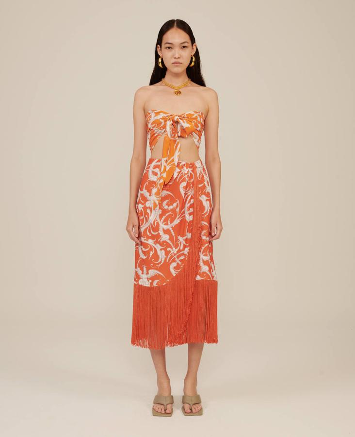 Falda midi estilo pareo estampada, con remates de flecos, en naranja.