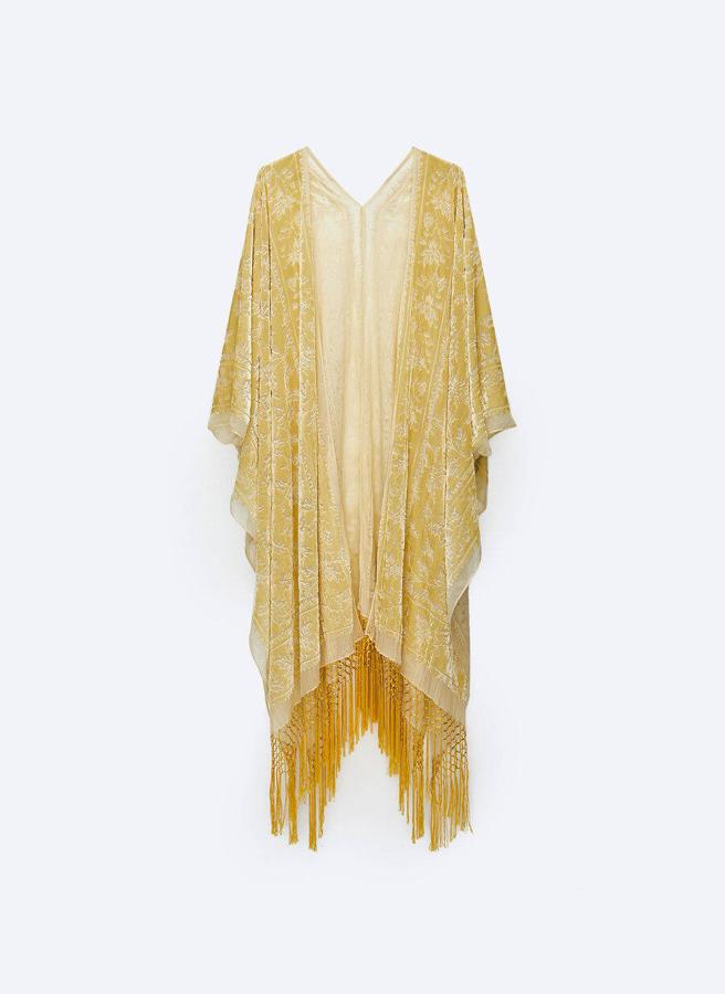Poncho largo devorado en color amarillo con detalles de flecos.