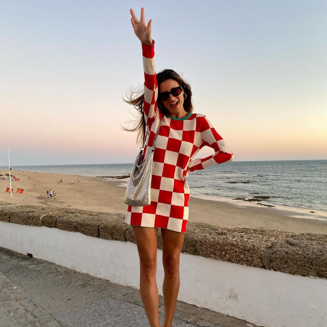 Pincha en la foto para ver vestidos midi de punto: la prenda definitiva con la que tu estilo rejuvenecerá al momento.