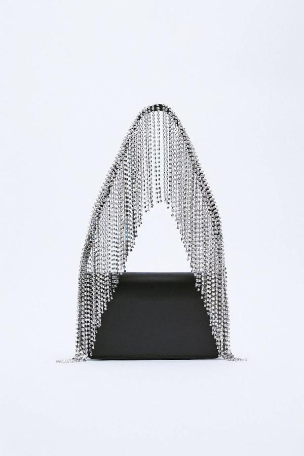 Bandolera efecto raso en negro con asa de flecos joya.