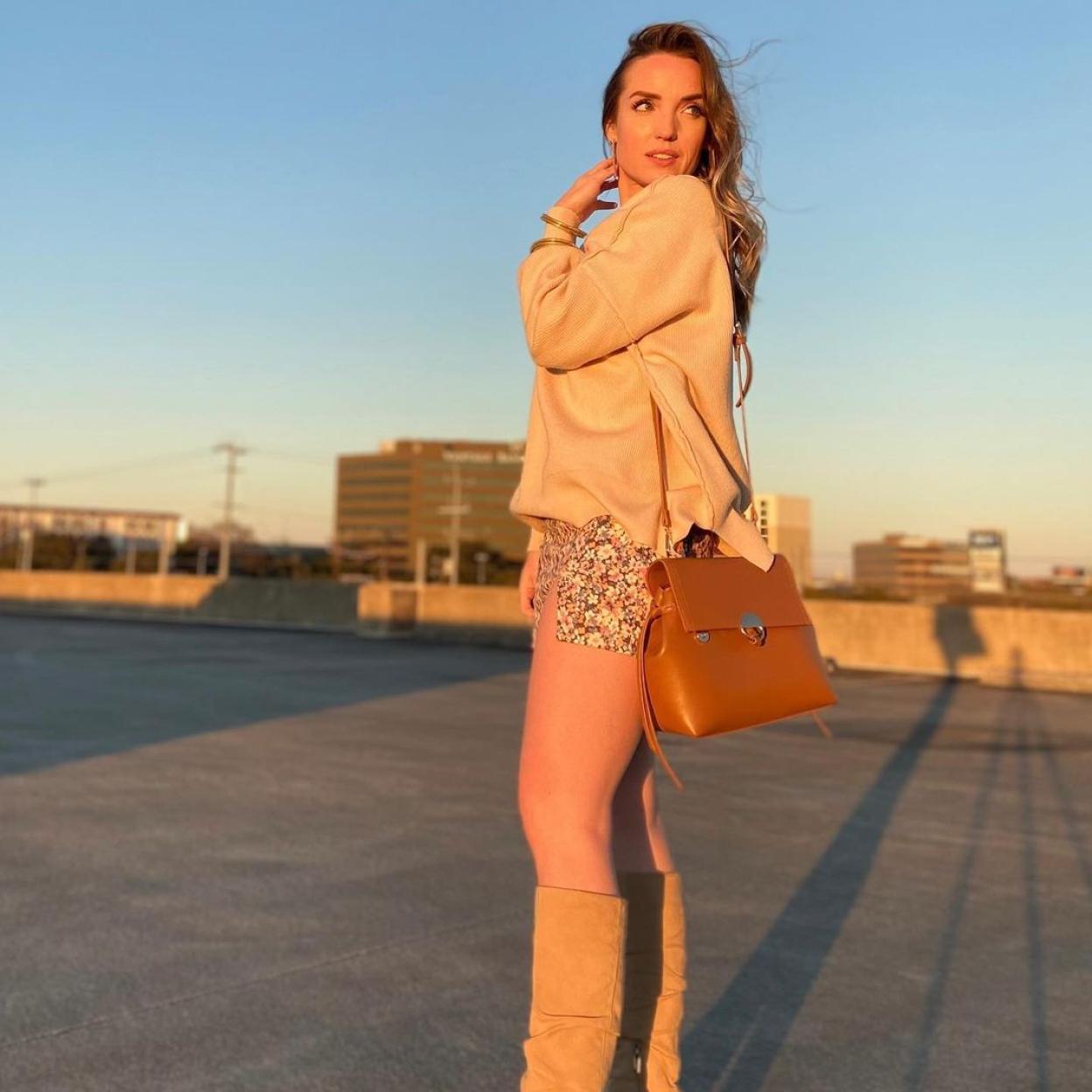 Pincha en la imagen para descubrir las faldas midi plisadas que quedan de lujo con sandalias planas.