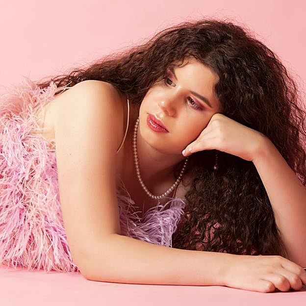 Imagen principal - Modelo, Carla Vigo; fotografía, Frank R. Yazno; realización, Jesús Reyes; producción, María Gómez y Carol Vanlaer; MUAH, Alberto Dugarte Institute.