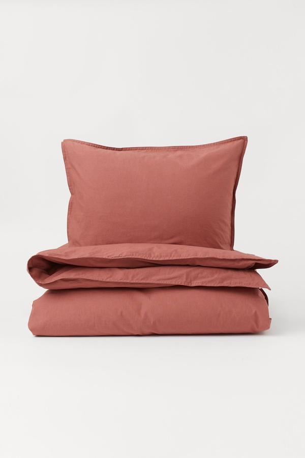 Disponible en otros colores, esta funda nórdica en algodón orgánico rojo reja cuenta con funda de almohada y tiene una medida de 150x200 centímetros. Su precio es de 24,99 euros.