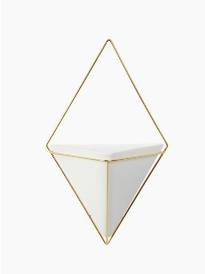 Macetero de pared en cerámica, metal y cobre (28,99 euros).