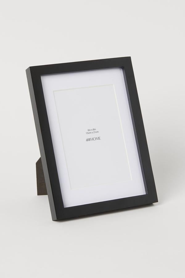 Disponible en negro o en beige, este marco de madera con colgador en la parte trasera y protección en plástico acrílico mide 17x23 centímetros y tiene un precio de 7,99 euros.