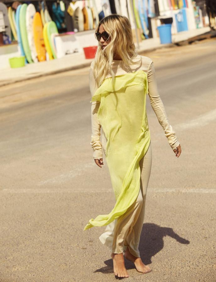 Vestido de Sportmax; gafas de sol de Isabel Marant, y collar de Apodemia.