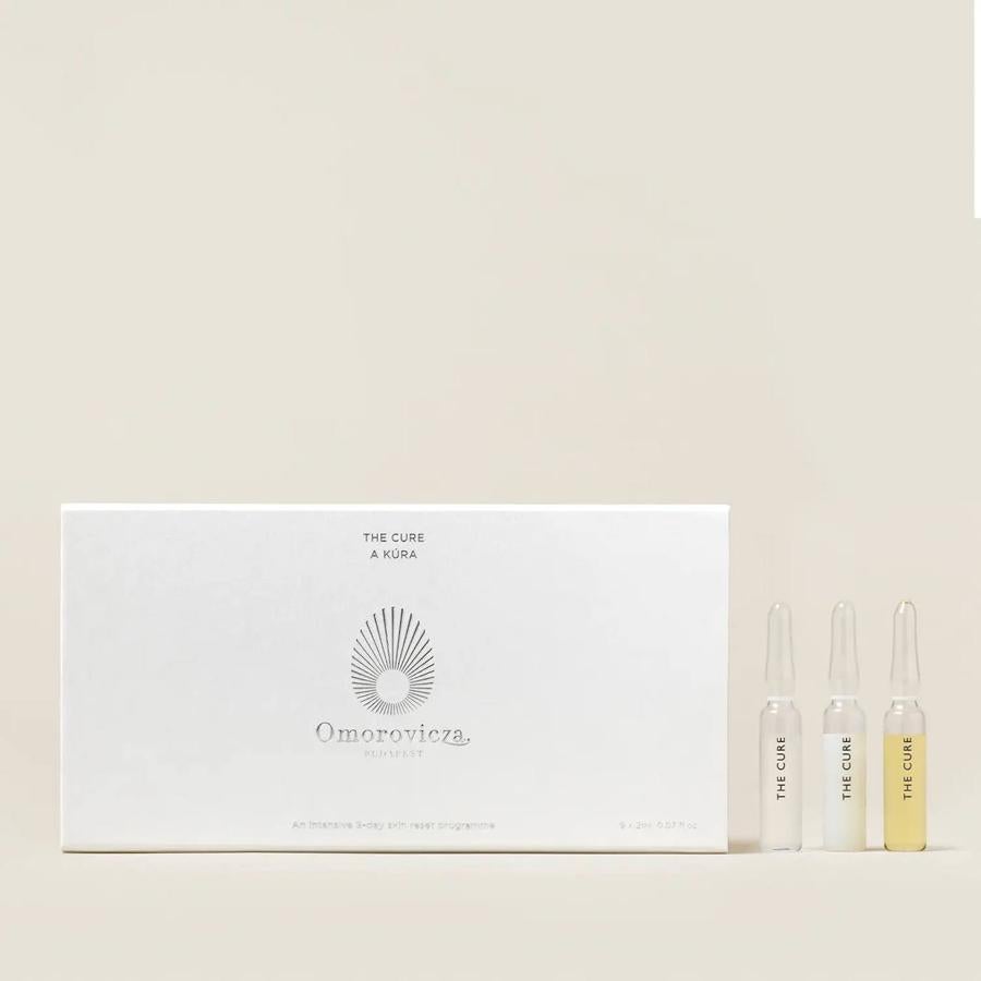 Tratamiento de ampollas intensivo de nueve días, en 3 fases para devolver la vitalidad y juventud a la piel. Primero, el ácido mándelico, glicólico y las enzimas proteolíticas se deshacen de las células muertas dejando la tez suave e iluminada. Después, el sándalo, la cafeína y ginseng estimulan la microcirculación, reducen la hinchazón y penetran en las capas más profundas para nutrir y revitalizar la epidermis. Finalmente, el escualeno, las semillas de chía y la nuez kahai reconstruyen y fortalecen la barrera cutánea para un cutis reparado y protegido. 240,45 euros.