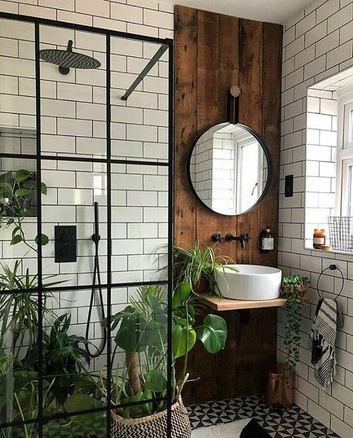 Juega con los materiales en el baño (azulejos de diferentes estilos, madera, acero, cristal...) y añade color y frescura con espacio para poner plantas.
