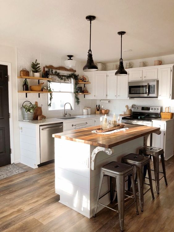 Si quieres renovar tu cocina, ficha esta idea vista en Pinterest en la que se juega con el blanco, la madera y los detalles en metal envejecido.