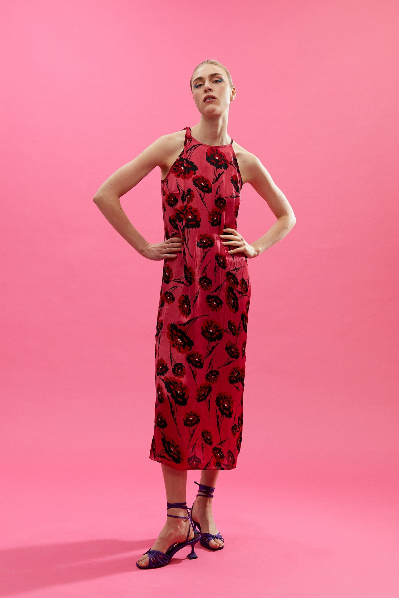 Y para un look de verano sofisticado, cómodo y muy fresquito, uno de los chollos de las rebajas de Sfera: este vestido midi estampado que cuesta 10.45 euros.