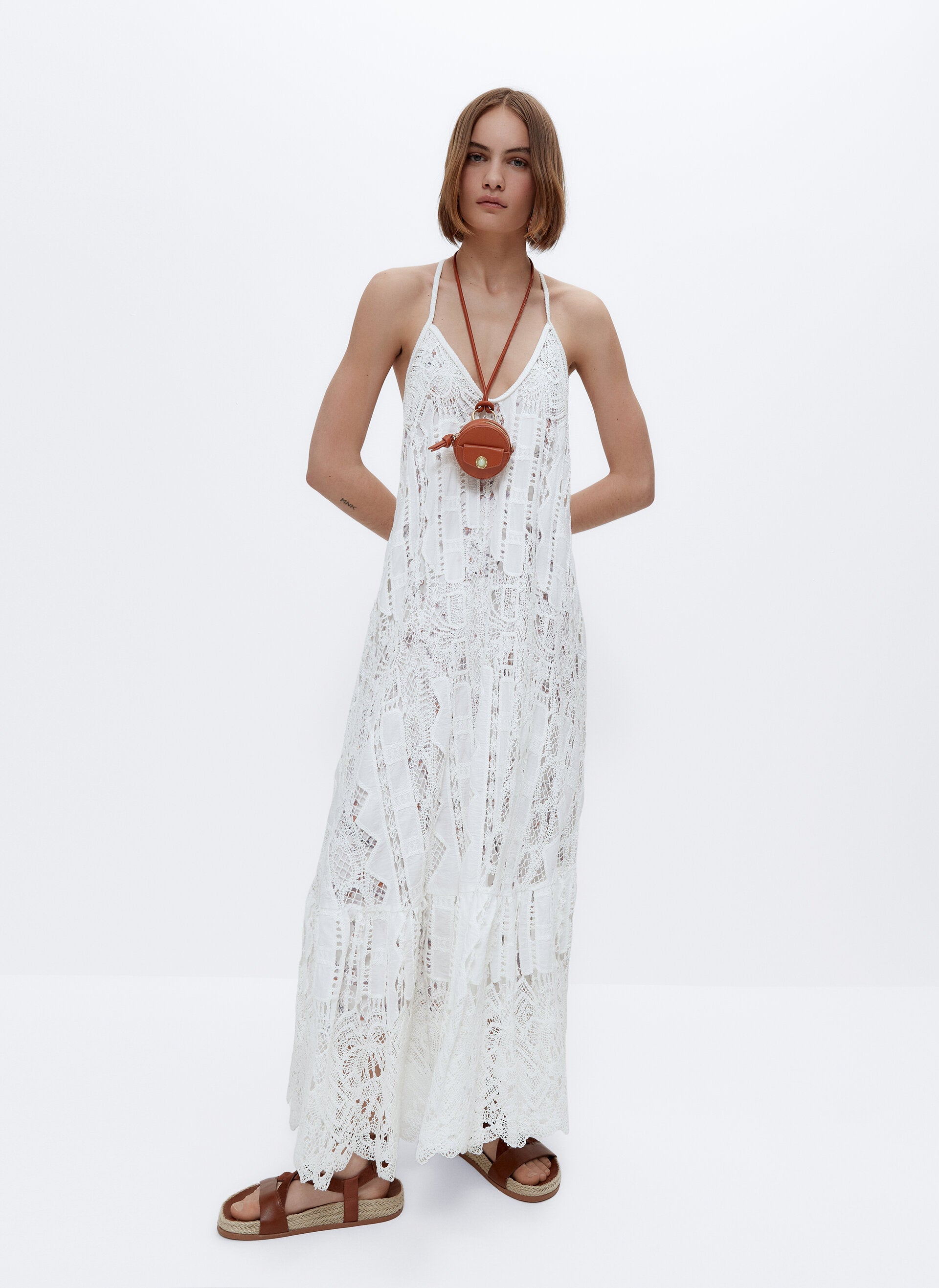 Con un toque boho irresistible y de plena tendencia, este vestido de crochet blanco de Uterqüe, con escote a la espalda, es nuestro capricho del verano: cuesta 159 euros, pero lo necesitamos.