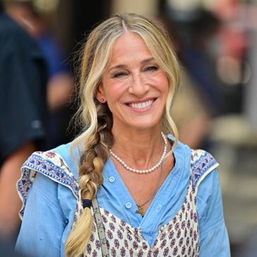 Imagen secundaria 1 - Sarah Jessica Parker pone de moda la trenza boho y te contamos cómo recrearla de una manera rápida