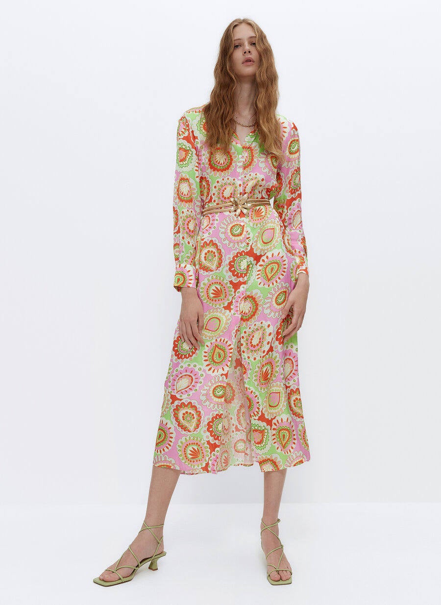 Vestido camisero estampado de manga larga y cuello de pico, de Uterqüe (129 €).