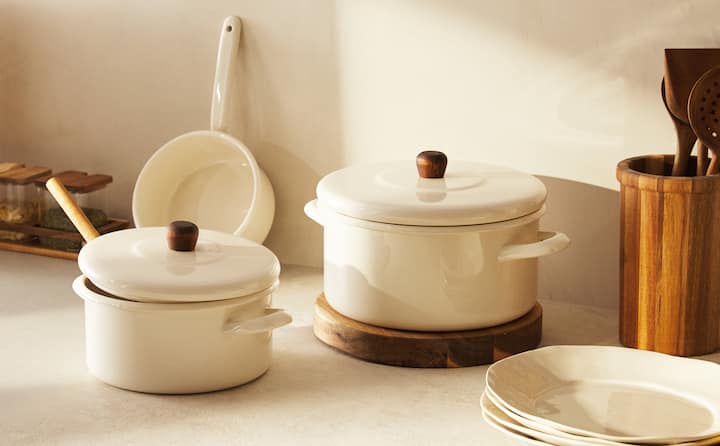 Las cazuelas y cazos de acero esmaltado y estética vintage de Zara Home (entre 22.99 y 39.99 euros).