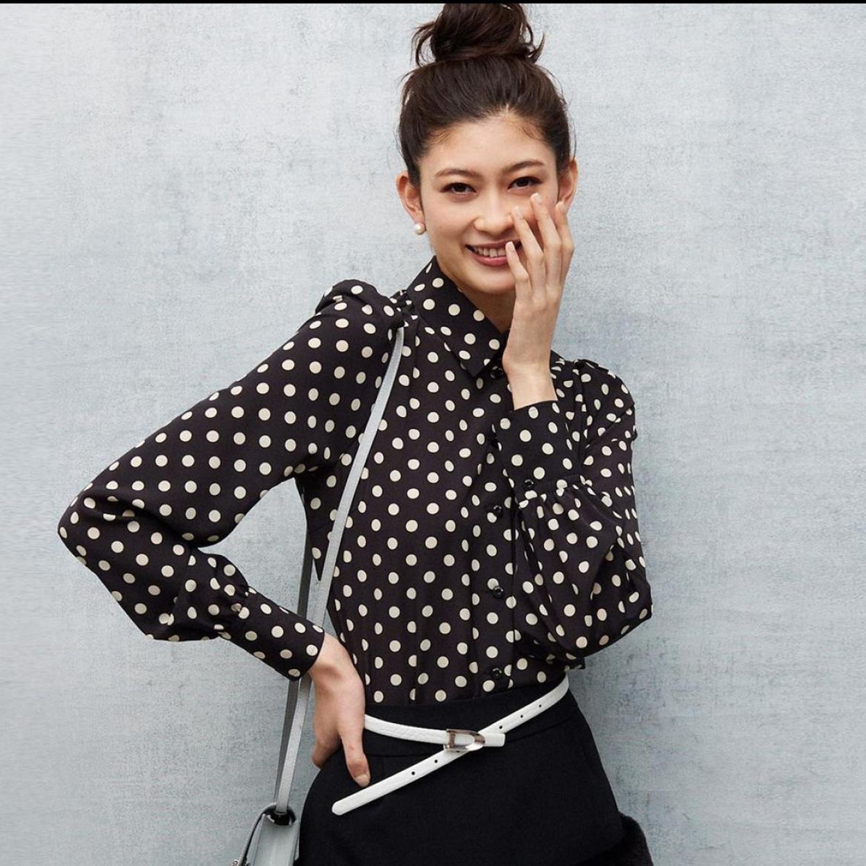 Pincha en la imagen para descubrir la colección cápsula de H&m con las blusas que van a llenar de color y estilo nuestros looks.