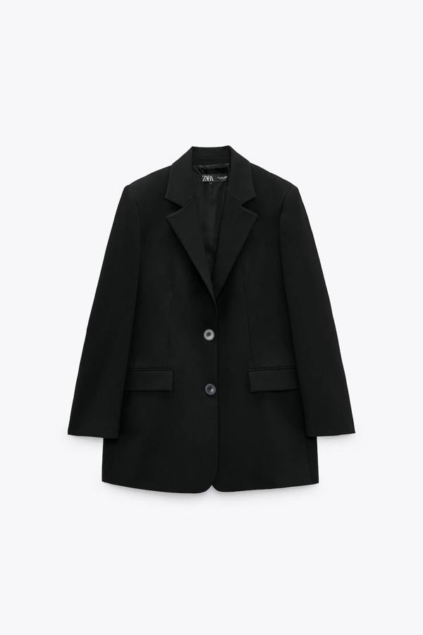 Un imprescindible. Transforma tus looks de diario, haciéndolos más formales y queda bien a todas. Esta blazer larga cuenta con hombreras para crear una estructura caja masculina, tan a la moda. 59,95 euros.