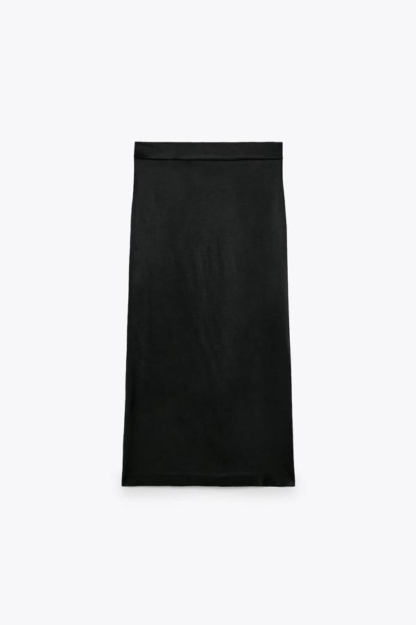 La largura perfecta para que se vea sofisticada a cualquier edad. Plisadas, de tubo, satinadas, de algodón o cuero. Elige la que más vaya contigo pero siempre en colores neutros o estampados que combinen con todo. Esta negra es formal y tiene una abertura lateral que le da ese toque sensual diferente. 22,95 euros.