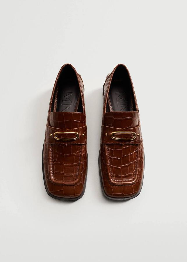 Es el zapato hecho para ir a trabajar. Cómodo, elegante y pega con cualquier look. Esta temporada son lo más aquellos diseños destalonados o con suela gruesa. Estos de piel en marrón con detalle de hebilla dorada son preciosos y parecen de lujo. 49,99 euros.