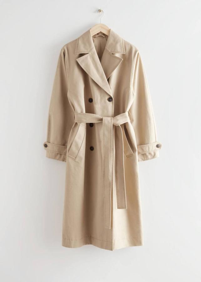 La gabardina es la prenda exterior por excelencia del otoño. Ligera, fácil de llevar, no demasiado abrigada, perfecta para el irregular clima de esta estación. Además, es super chic. Este trench cruzado tiene una silueta muy favorecedora y elegante. 129 euros.